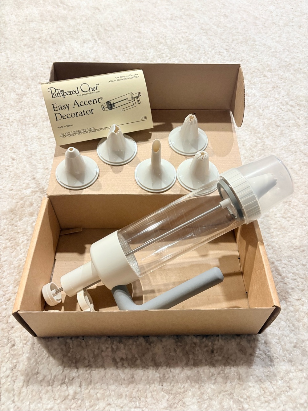 Pampered Chef Easy Accent Decorator New In Box